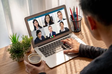 İş dünyasından iş adamlarının modern sanal grup toplantısı için video konferansındaki iş adamları