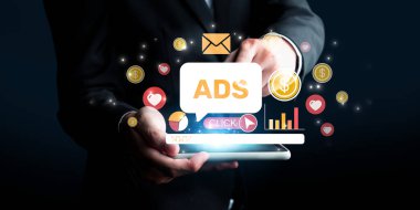 Bir iş adamı akıllı telefonuyla etkileşime girer, dijital pazarlama stratejilerini ve etkili müdahale yöntemlerini temsil eden çeşitli online reklam simgelerini sergiler. XDMCP