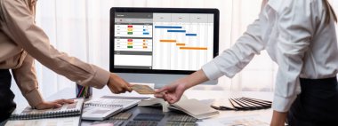 Masadaki bir grup iç mimar takımı dizüstü bilgisayarında mimari yazılım bulunan çeşitli ruh hali tahtası örneklerini seçiyor. Modern yenileme ve iç malzeme seçimi konsepti. İçgörü