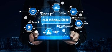 İş ortamında Güvenlik, Değerlendirme, Kontrol ve Kriz Yönetimi 'ni temsil eden Görsel Elementlerle Risk Yönetimi Dijital Kavramı. Tessel.
