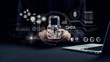 Bu resim, modern teknoloji ve bilgi yönetiminde güvenliğin önemini yansıtan siber güvenlik grafikleriyle geliştirilmiş veri korumasını sembolize eden dijital bir kilidi gösteriyor. Dörtgen