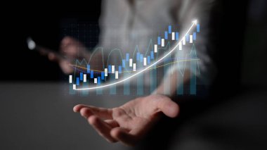 Dinamik dijital grafikler ve istatistiklerle uzanan bir el, finansal büyüme ve yatırım eğilimlerini karanlık bir arkaplan karşısında göstererek fırsatı sembolize ediyor. Etki