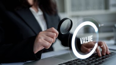 ERP platformları iş süreçlerini optimize eder, verimliliği artırır ve işletmeleri kurumsal kaynak planlaması ve dijital ERP sistem uygulaması yoluyla yürütür. Latch