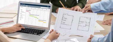 Ekip projesinin zaman çizelgesini gösteren bilgisayar ekranında canlı iş projesi yönetimi için proje planlama yazılımı