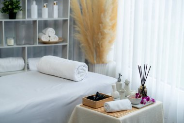 Lüks spa merkezindeki kaplıca masasında güzellik ve güzellik salonu aksesuarları. Spa masajı ve eğlence arka planı konsepti. Sessiz.