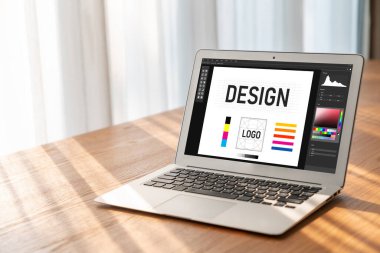 Web sayfasının modern tasarımı ve bilgisayar ekranında gösterilen ticari reklamlar için grafiksel tasarımcı yazılımı