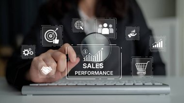 Sayısal satış performans gösterge paneli satış performans ölçümlerini, performans eğilimlerini, satış performans analizlerini ve iş bağlamında satış artışını gösteriyor. Eğri