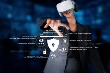 Sanal gerçeklik teknolojisini kullanan bir kişi, dijital çağda çevrimiçi gizlilik ve veri korumanın önemini vurgulayarak siber güvenlik anlayışını gösterir. XDMCP