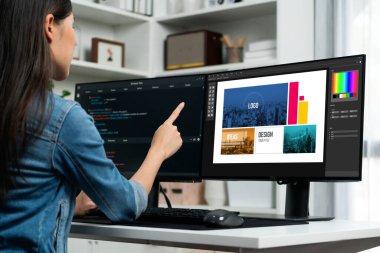 Web sayfasının modern tasarımı ve bilgisayar ekranında gösterilen ticari canlı reklamlar için grafiksel tasarımcı yazılımı
