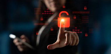 Siber güvenlik ihlalini gösteren dijital güvenlik kavramı, güvenlik sistemleri arasında veriye maruz kaldığını belirten kırmızı bir asma kilit, sistem savunmasızlığını ve Latch riskini vurguluyor.