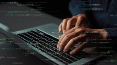 Dizüstü bilgisayarın klavyesinde el yazısının dinamik yakın plan görüntüsü. Kodlama, modern çalışma alanındaki teknoloji ve günlük yaşamın birleşimini sembolize ederek derinlik katıyor. Xenic