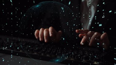 Çevresinde dönen dijital parçacıklarla çevrili bir klavyede yazı yazan büyüleyici bir görüntü, karanlık bir ortamda teknoloji ve yenilik hissi veriyor. Xenic