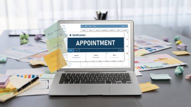 İş fikri için yaratıcı ve analitik beyin fırtınası için yapışkan bir not ve dizüstü bilgisayarında BI veri paneli var. Pazarlama stratejisi için finansal veri görselleştirme teknolojisini analiz et. Dahi.