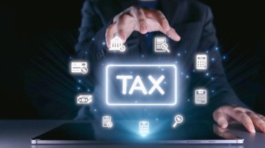 Finansal belgeleri ve karanlık bir arka planda bir tableti çevreleyen hesap makinelerini temsil eden parlak sembollerle vergi yönetimini gösteren büyüleyici bir dijital kavram. Dörtgen