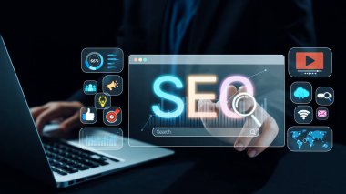 SEO görünürlüğünü geliştirmek için SEO konsepti, SEO ile ilgili dijital araçlar ve SEO performans simgeleri stratejik pazarlama için odaklanmış bir planda gösteriliyor. Elide