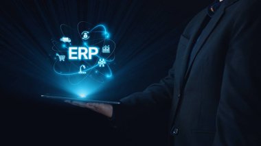 ERP platformu, kurumsal kaynak planlaması, entegrasyon, veri akışı, iş verimliliği, finans, envanter ve insan kaynaklarının iyileştirilmesi için merkezi sistemi göstermektedir. Elide