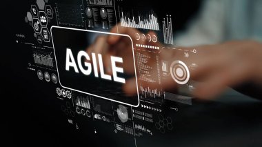 Dijital Veri ve Proje Yönetimi ve Yazılım Geliştirme Sözcüklerini içeren bir klavyede Yazan Eller. Asemptotik akıllı veri analitiği.