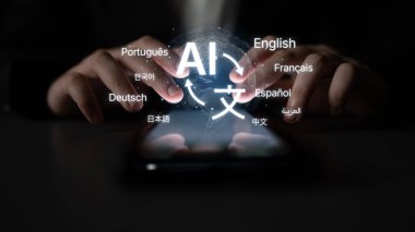 Birden fazla dille küresel iletişim, dijital çeviri araçları, çok dilli teknoloji, kültürler arası iletişim ve sanal dil öğrenme ortamları. Eğri