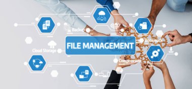 Bu resim, bir iş ortamında veri organizasyonu, depolama ve güvenli erişim için teknoloji çözümlerini vurgulayarak, dosya yönetimine işbirlikçi bir yaklaşımı betimlemektedir. Dostluk