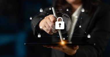 Bir işadamı bir tablette dijital bir belge imzalarken, kilit simgeleri ve küresel bağlantılar modern bir iş ortamında siber güvenlik ve veri korumasını vurguluyor. Gantry