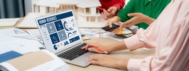 İnsan kaynakları yönetim yazılımı bilgisayar ekranında insan kaynakları çalışanlarının işe alım, maaş bordrosu, personel araması ve KPI değerlendirme çalışmalarını yönetmesine yardımcı oluyor