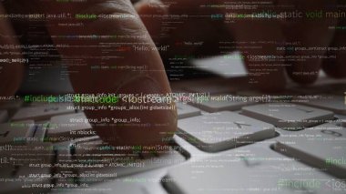 Çağdaş bir çalışma alanında programlama ve teknoloji temalarını gösteren dinamik kod örtüsüyle çevrili bir klavyeye yazı yazan ellerin yakın çekimi. Xenic