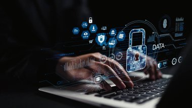 Bu resim, dijital kilit ikonu ve veri analiz grafikleriyle çalışan bir dizüstü bilgisayarın altını çizen yüksek teknolojili bir siber güvenlik kavramını gösteriyor. Dörtgen