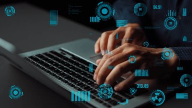 Bilgisayar klavyesine, veri görselleştirmelerini resmeden, teknoloji ve yenilik temalarını vurgulayan dijital bir arayüzle yazı yazan ellerin yakın çekimi. Xenic