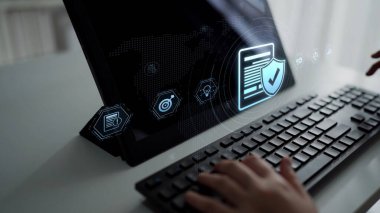 Uyum, standartlar, yasalar ve politikalarla uyumluluğu güvence altına alır. Güçlü bir uyum sistemi düzenlemelerin uygulanmasına, örgütlerin korunmasına ve küresel uyum sağlanmasına yardımcı olur. Muxer