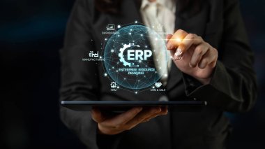 ERP platformu, kurumsal kaynak planlaması, entegrasyon, veri akışı, iş verimliliği, finans, envanter ve insan kaynaklarının iyileştirilmesi için merkezi sistemi göstermektedir. Eğri