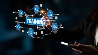 Bir profesyonel, eğitim ortamında beceri geliştirme ve bilgi edinmeyi teşvik eden dijital elementleri gösteren gelecekçi bir eğitim arayüzü ile bağlantı kurar. Tessel