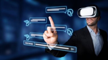 Bir adam sanal gerçeklik kulaklığı takıyor ve modern bir ofiste dijital iletişim baloncuklarıyla etkileşime geçiyor. Sahne yenilikçi teknolojiyi ve sanal etkileşimi tasvir ediyor. Raster.