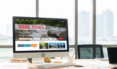 Tasarım için boş bilgisayar monitörü modern küçük ofis içi ya da ev içi ofislerde şablon oluşturur. Yaratıcı meslek için şık bir iş yeri.