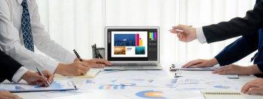 Web sayfasının modern tasarımı ve bilgisayar ekranında gösterilen ticari canlı reklamlar için grafiksel tasarımcı yazılımı