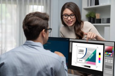 Web sayfasının modern tasarımı ve bilgisayar ekranında gösterilen ticari canlı reklamlar için grafiksel tasarımcı yazılımı