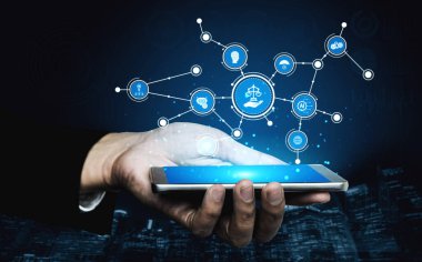 Bir el, hukuki hizmetleri ve dijital yeniliği temsil eden, iş ortamlarında modern bağlantıyı gösteren teknoloji simgelerini gösteren bir akıllı telefon tutuyor. Tessel