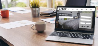 Çevrimiçi otel konaklama rezervasyon sitesi mod rezervasyon sistemi sağlar. Seyahat teknolojisi kavramı .