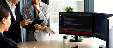 Uygulama ve program kodlaması için bilgisayar ekranında yazılım geliştirme programlama