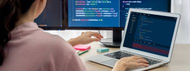 Uygulama ve program kodlaması için bilgisayar ekranında yazılım geliştirme programlama