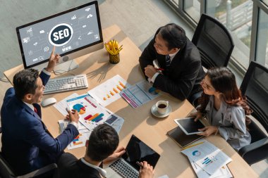 Model e-ticaret için SEO arama motoru optimizasyonu ve bilgisayar ekranında gösterilen çevrimiçi perakende işi