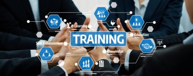 Çeşitli ellerin uzandığı, modern eğitim ortamında yetenek geliştirmeye odaklanmış takım çalışması ve bilgi paylaşımını sembolize eden dinamik bir toplantı sahnesi. Dostluk