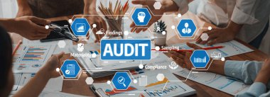 Etkileşimli unsurlarla birlikte işbirlikçi bir denetim sürecini gösteren, takım çalışmasını ve uyumu vurgulayan, bulguları ve malzemeleri ahşap bir masa üzerinde analiz eden dinamik bir sahne. Dostluk