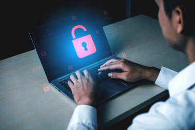 Siber güvenlik ihlalini gösteren dijital güvenlik kavramı, güvenlik sistemleri arasında veriye maruz kaldığını belirten kırmızı bir asma kilit, sistem savunmasızlığını ve risk kefaretini vurguluyor