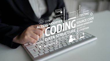 Günümüz teknolojisiyle çalışan çalışma alanındaki kodlamanın dinamik doğasını sembolize eden programlama terimleriyle bir klavyeye odaklanmış birey. Tessel