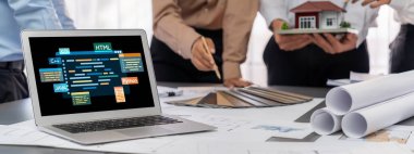 Yeni uygulama geliştirme için HTML, ve C Brisk gibi çeşitli programlama dillerinin kodlama ekranı ile yazılım geliştirme veya programlama çalışmaları