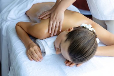 Kafkasyalı kadın müşteri stres önleyici spa masajının keyfini çıkarıyor ve lüks otel ya da oteldeki gündüz açık ortam güzellik salonunda güzellik teniyle eğleniyor. Sessiz.