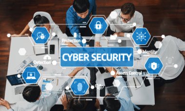 Dinamik bir ofis sahnesinde siber güvenlik tartışmalarına katılan bir ekip, koruma, tespit ve erişim kontrol stratejileri gibi temel unsurları temsil eden görsel ikonlar sunuyor. Dostluk