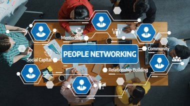 Bir Konferans Masası etrafında Fikirler ve Bağlantılar Üzerinde İşbirliği yapan Çeşitli Kişilerle Halkla Ağ Ağı Toplantısı başlatılıyor. Dostluk