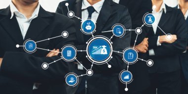 Takım elbiseli iş adamları modern bir ofiste vergi stratejileri üzerinde işbirliği yaparlar. Görsel unsurlar, finansal büyüme ve yönetimi vurgulayarak, veri odaklı karar vermeyi sembolize eder. Dostluk