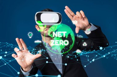 Sürdürülebilirlik simgeleriyle çevrili dijital küre, karbon emisyonlarını azaltma ve çevresel dengeyi sağlama amacını temsil etmektedir